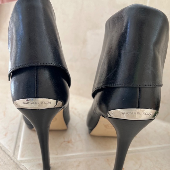 Michael Kors Black Leather 4' Heel boots size 8 - Picture 2 of 4
